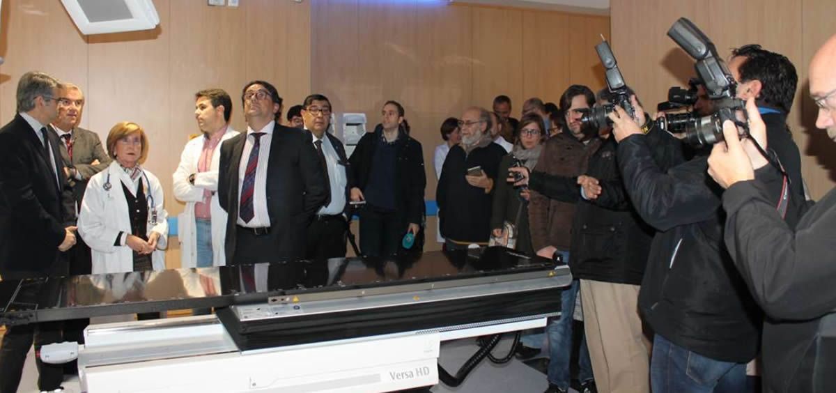 José María Vergeles visita el nuevo acelerador del Hospital Universitario de Badajoz