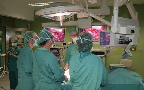 Un equipo de profesionales efectúa un trasplante en un centro hospitalario
