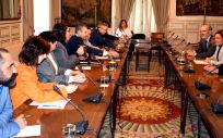 Imagen de la reunión entre los colectivos afectados por el acuerdo del Gobierno.