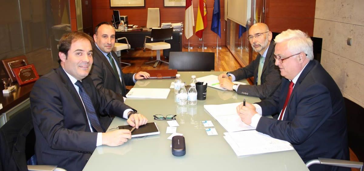 Reunión entre los representantes del Gobierno de Castilla-La Mancha y del Banco Sabadell