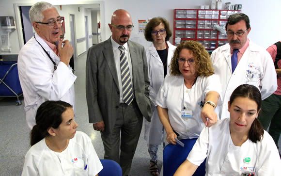  El director general de Coordinación de la Asistencia Sanitaria de la Comunidad de Madrid, César Pascual, comprueba el funcionamiento del Sistema Therapy Monitor.