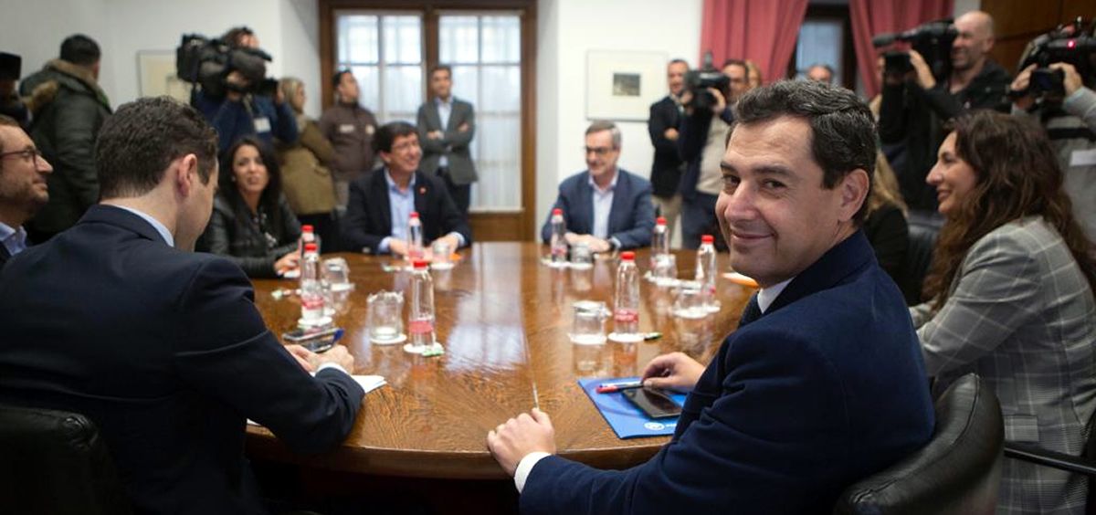 Los equipos de Juanma Moreno (PP) y Juan Marín (Ciudadanos) en la primera reunion para conformar un gobierno en Andalucía.