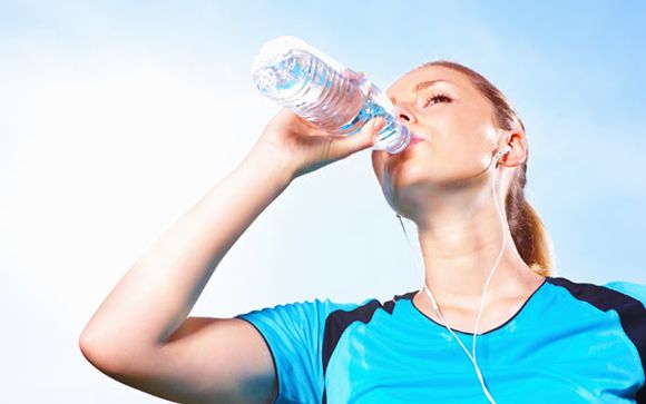 Beber sin sed y consumir dos litros de agua al día, claves para una correcta hidratación 