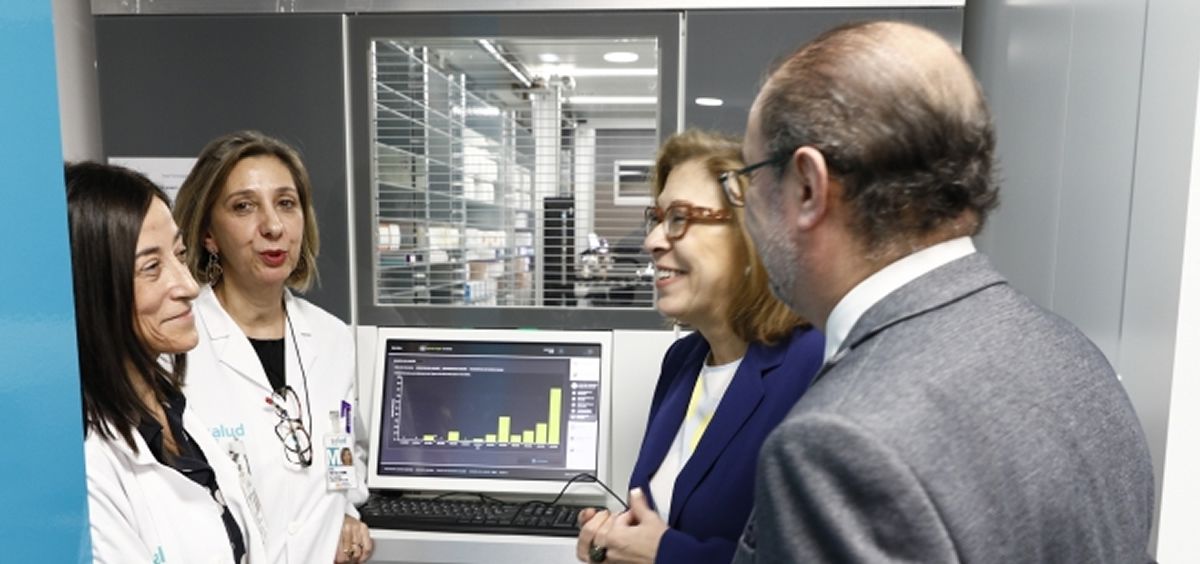 El Presidente de Aragón, Javier Lambán, y la consejera de Sanidad, Pilar Ventura, visitan la innovación en tecnología que se ha realizado en la Unidad de Farmacia de Pacientes Externos