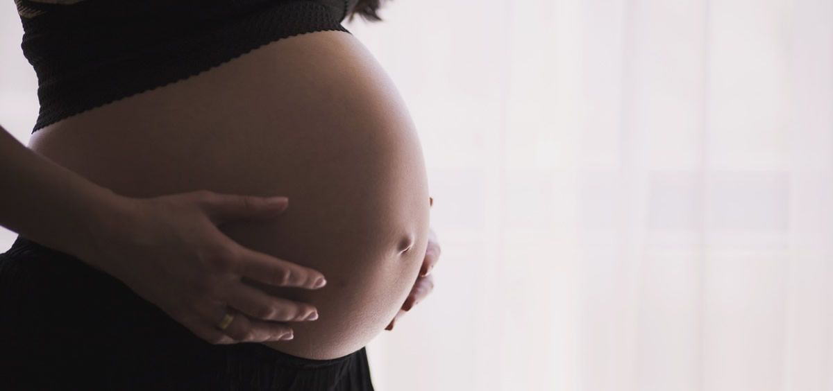 La Sociedad Española de Ginecología y Obstetricia recomienda que todos los partos se produzcan en hospitales donde se den las condiciones para garantizar la salud de la madre y el feto