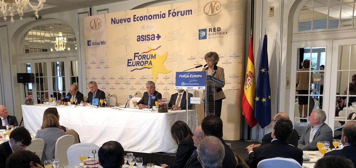 Momento del discurso de María Luisa Carcedo, ministra de Sanidad, en los desayunos de Nueva Economía Fórum.
