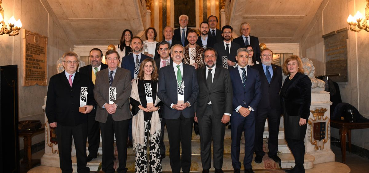 Foto de familia de los profesionales e instituciones premiados por la Cámara de Comercio de Madrid.