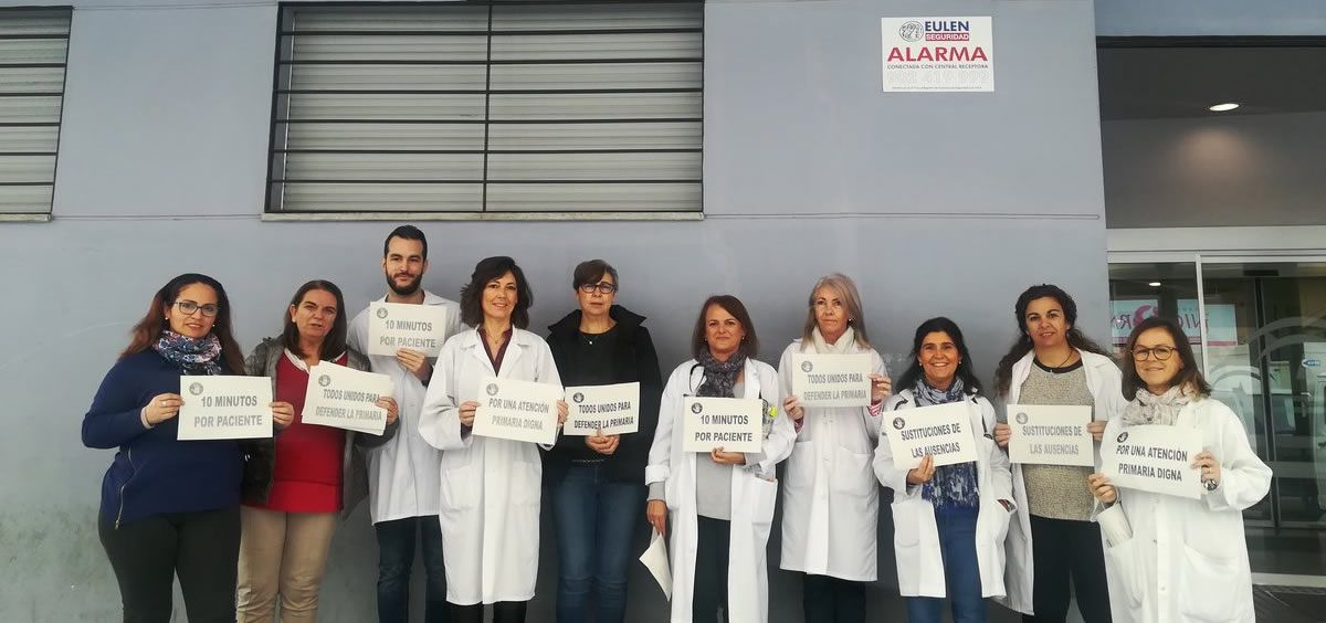 Médicos de Atención Primaria del centro de salud de Tiro de Pichón (Málaga) durante el paro de este miércoles.