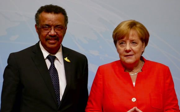 El Dr. Tedros Adhanom, director general de la OMS, junto a la canciller alemana, Angela Merkel.