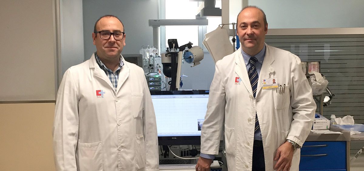 Los doctores José Luis Fernández Torre y Miguel Ángel Hernández Hernández realizando un electroencefalograma en la Unidad de Intensivos de Valdecilla
