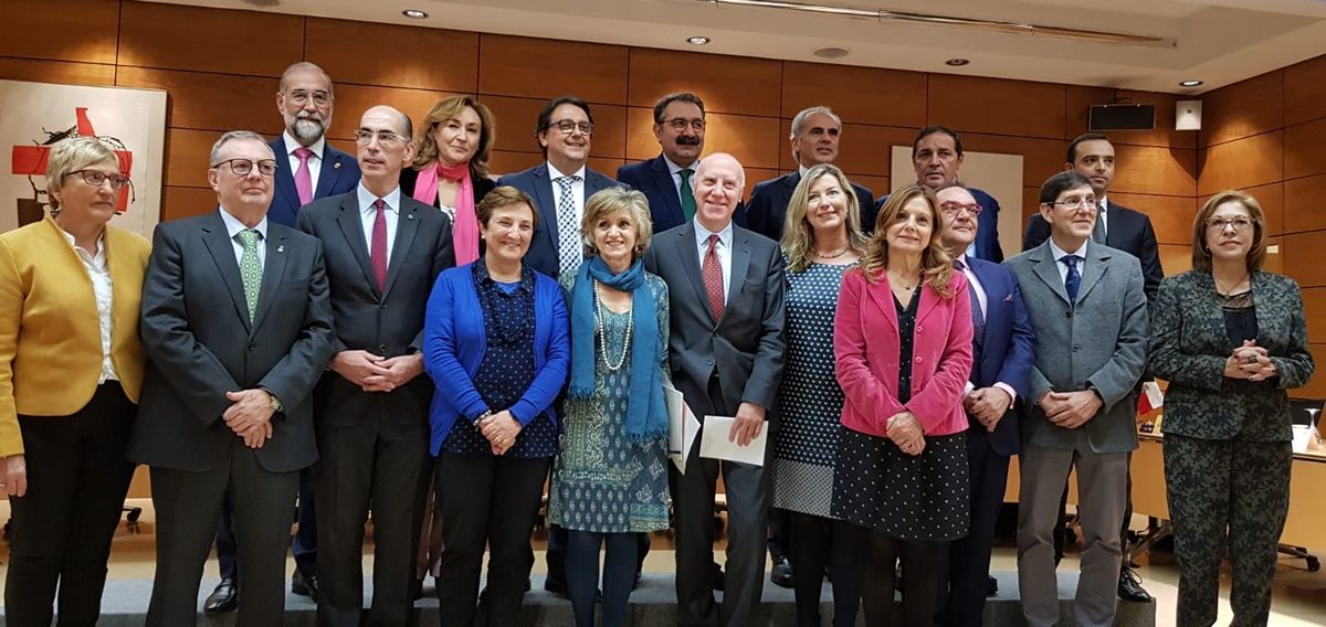 El acuerdo entre PP y Ciudadanos busca equiparar las retribuciones de los cargos de la Junta de Andalucía con los de "los cargos análogos en el Gobierno de la Nación".
