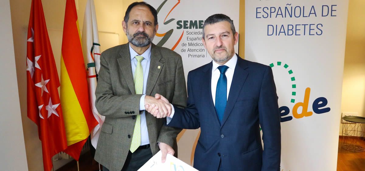 Los representantes de SEMERGEN y FEDE, José Polo y Andoni Lorenzo, durante la renovación del acuerdo de colaboración