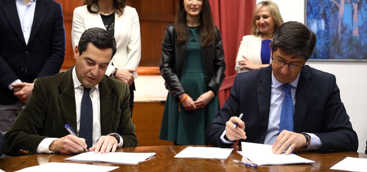 Juanma Moreno (PP) y Juan Marín (Ciudadanos), firman el acuerdo de Gobierno en Andalucía