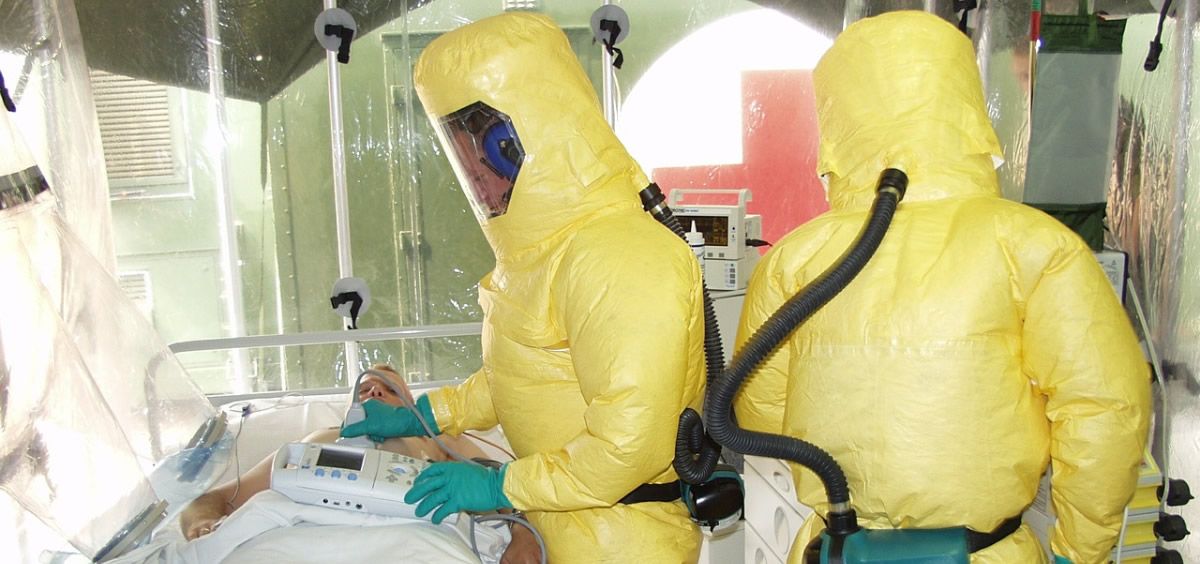 Profesionales trabajando con un paciente con ébola (Foto. Pixabay)