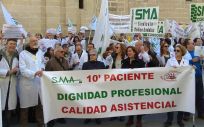Médicos andaluces durante las protestas convocadas por el SMA este invierno.