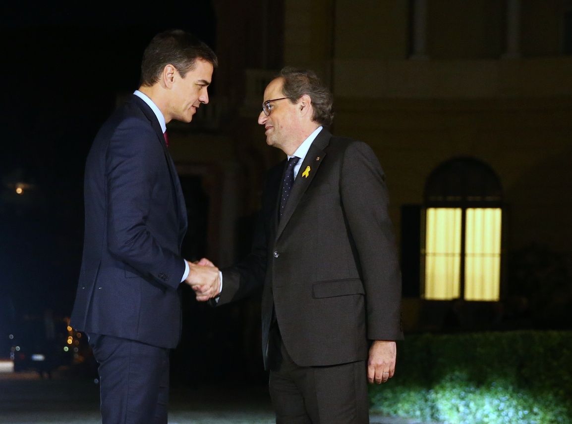 El presidente Pedro Sánchez saluda al president de la Generalitat de Cataluña, Quim Torra, a su llegada al Palacio de Pedralbes el pasado mes de diciembre. Moncloa / Fernando Calvo