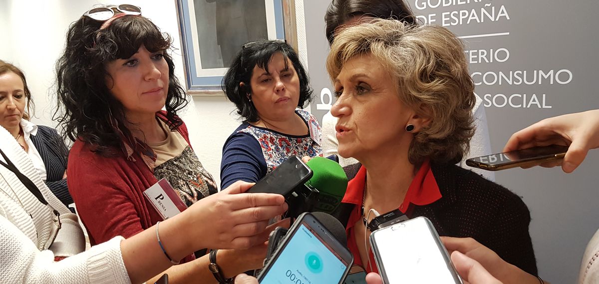 La ministra de Sanidad, María Luisa Carcedo, atendiendo a los medios de comunicación.