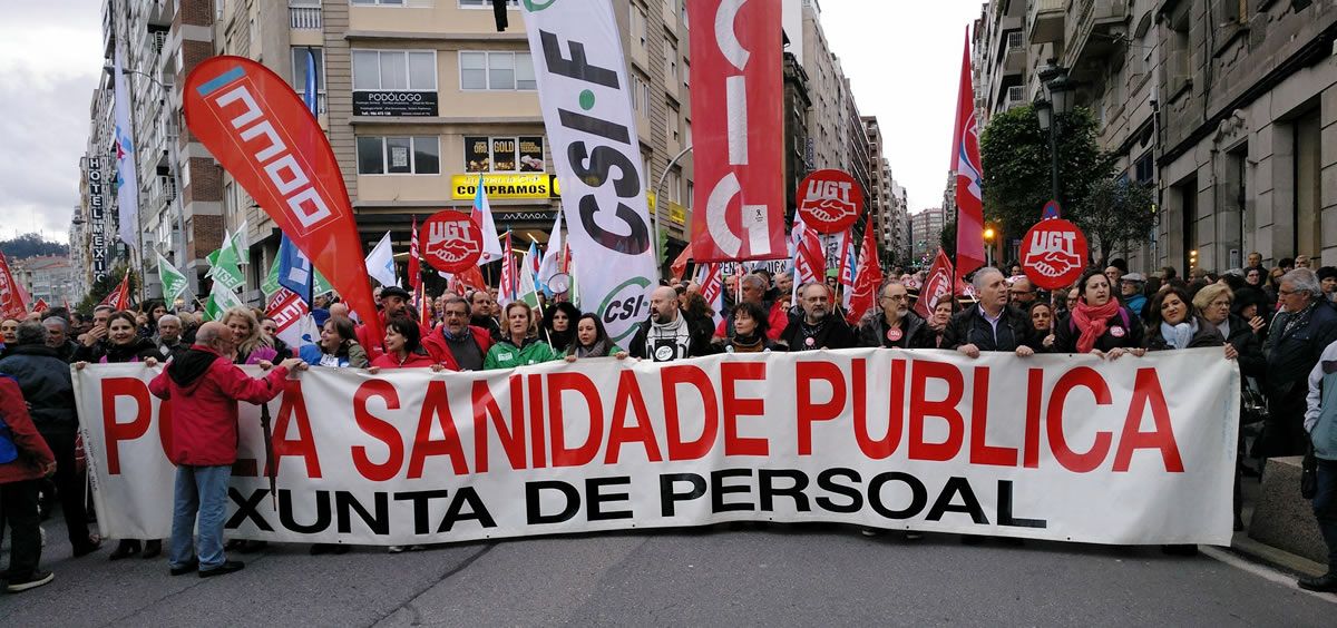 Una de las multitudinarias manifestaciones convocadas por todos los sindicatos gallegos en defensa de la sanidad pública.