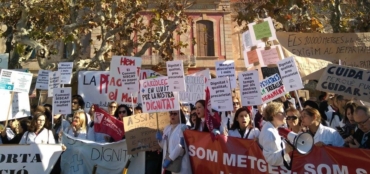 Facultativos catalanes protestando a las puertas del Parlament.
