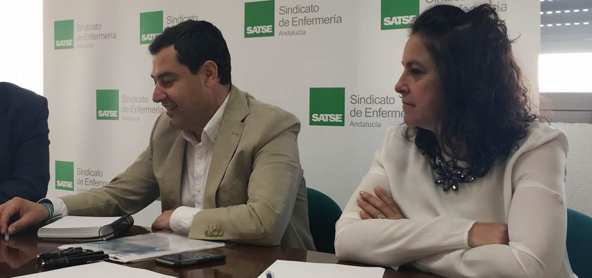 De izquierda a derecha: Juanma Moreno y Catalina García, en un encuentro con Satse Andalucía