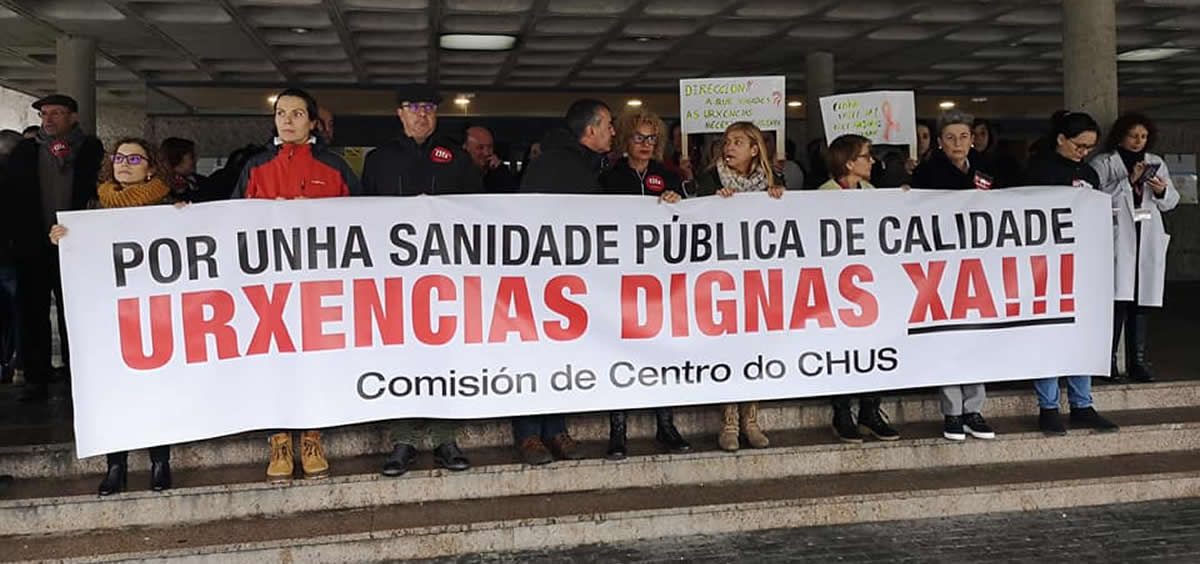 Profesionales sanitarios del servicio de Urgencias manifestándose a las puertas del Hospital Clínico de Santiago.