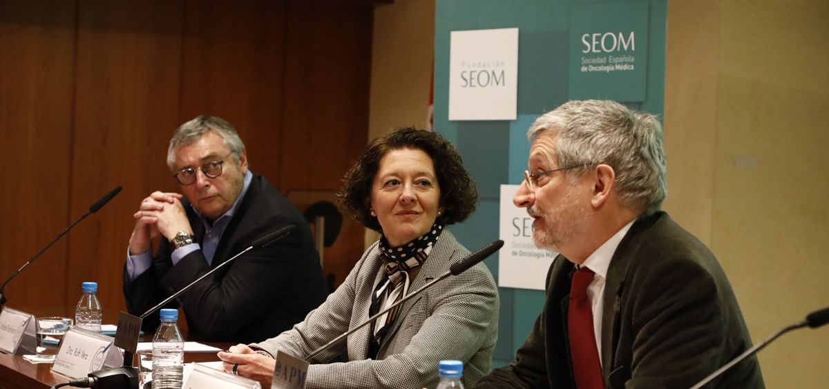 De izq. a dcha.: el exfutbolista Michael Robinson; Ruth Vera, presidenta de SEOM; y Jaume Galceran, presidente de Redecan.