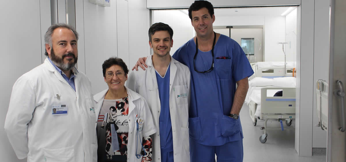 De izda. a dcha, los doctores Aguado, Pérez, Villalba y Crespo a la entrada del bloque quirúrgico de la Fundación Jiménez Díaz.