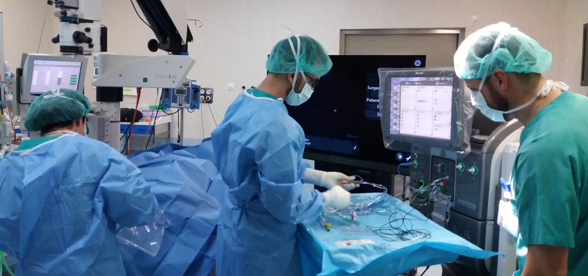 Servicio de Oftalmología del Henares durante una intervención quirúrgica