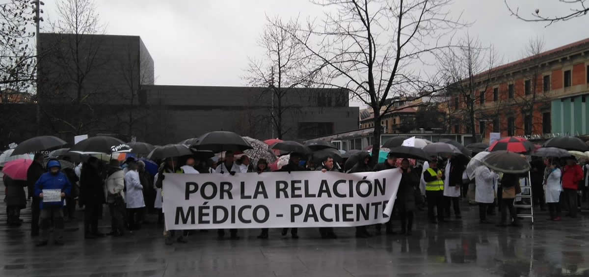 Facultativos en una protesta convocada por el Sindicato Médico de Navarra. (Foto. SMN)