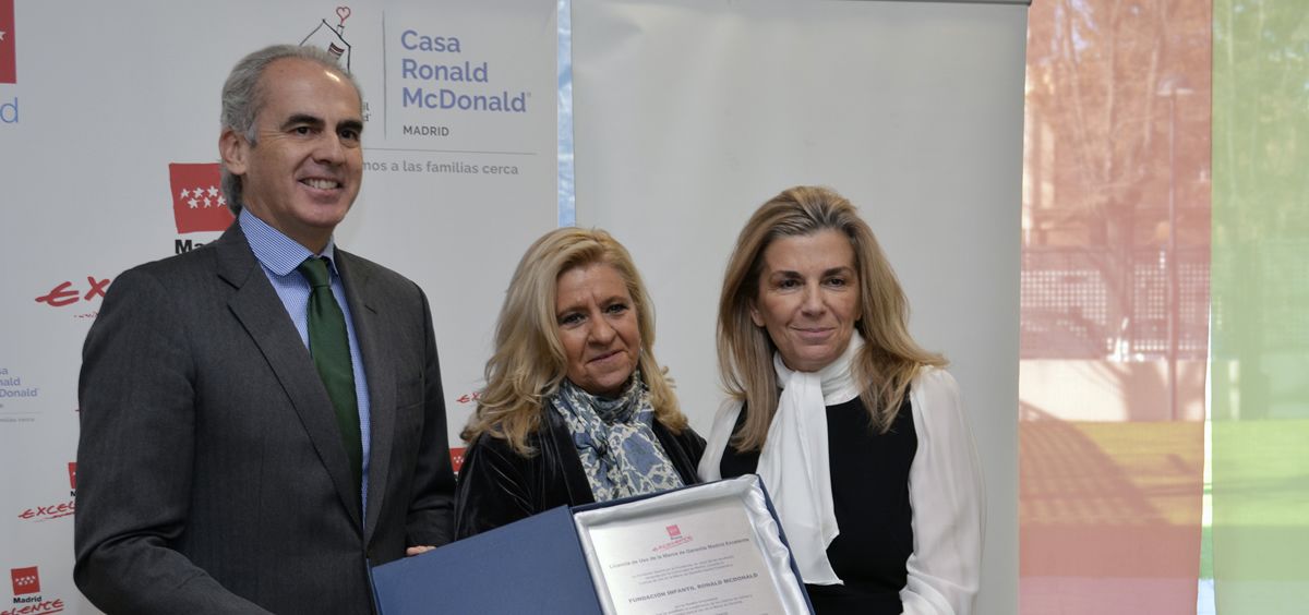 De izq. a dcha.: el consejero de Sanidad, Enrique Ruiz Escudero; la directora general de Madrid Excelente, Irene Navarro; y la presidenta de la Fundación Infantil Ronald McDonald, Blanca Moreno.