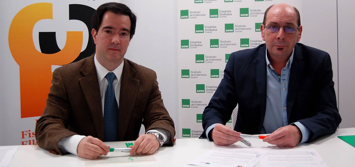 Los representantes del Sindicato de Enfermería (Satse) en el País Vasco, y el Colegio Oficial de Fisioterapeutas del País Vasco firman el convenio marco de colaboración