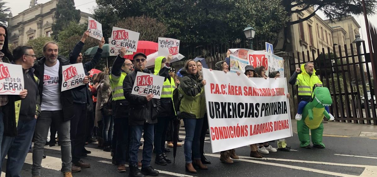 Personal de los  Puntos de Atención Continuada (PAC) durante una protesta delante del Parlamento de Galicia.