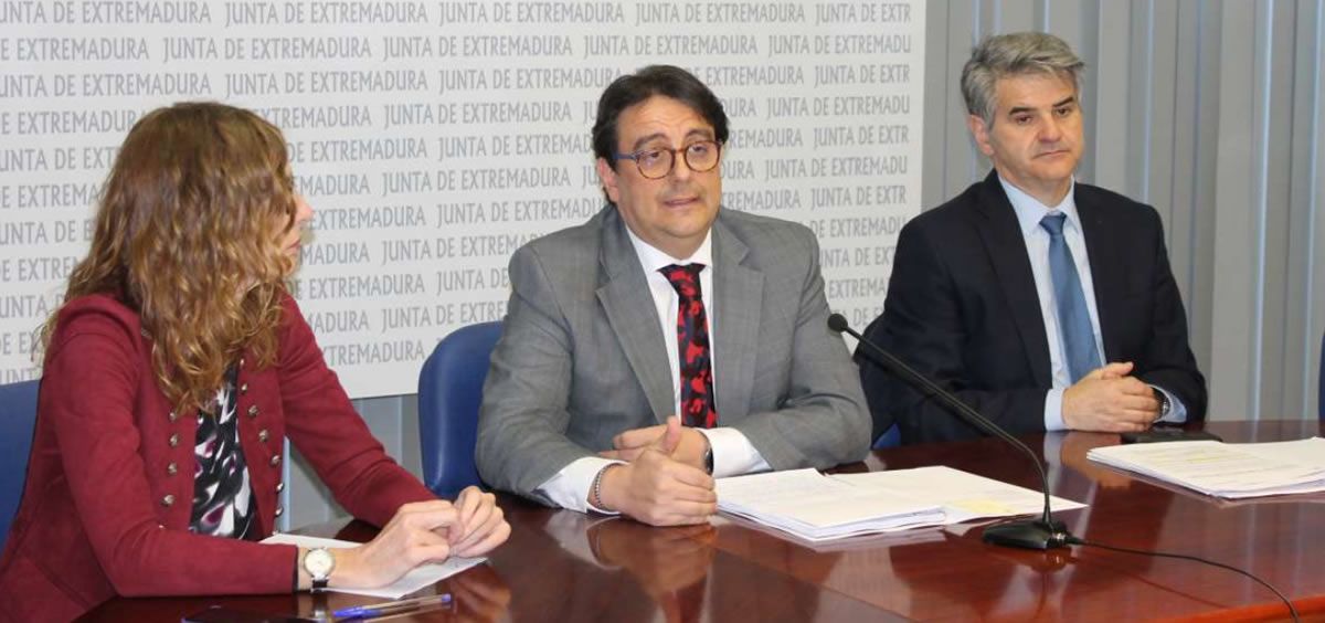En el centro de la imagen, José María Vergeles, consejero de Sanidad y Políticas Sociales de la Junta de Extremadura, en rueda de prensa