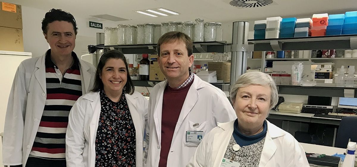 Gemma Rojo (derecha) junto a los investigadores del Hospital Regional de Málaga que han participado en el estudio