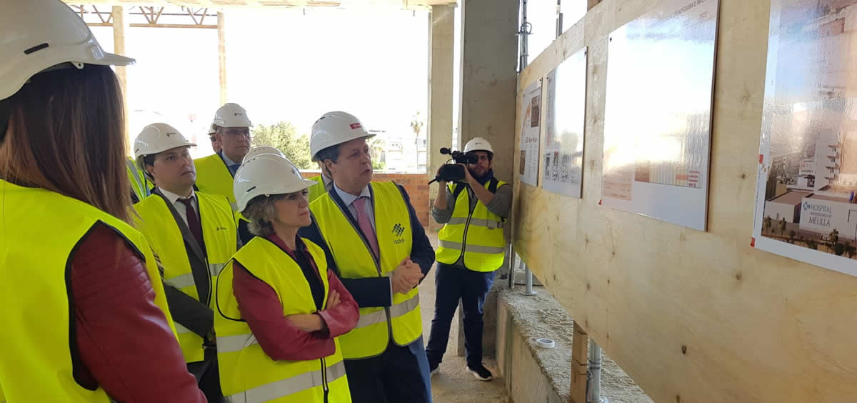 María Luisa Carcedo, durante su visita a las obras del nuevo Hospital de Melilla