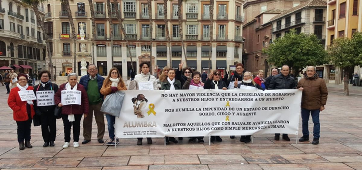 Concentración de miembros de la Asociación Alumbra, en Málaga, el pasado 18 de enero.