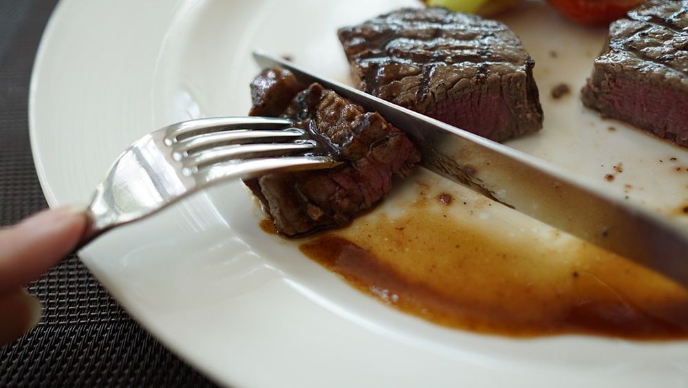 Comer mucha carne provoca mayor riesgo de enfermedad hepática