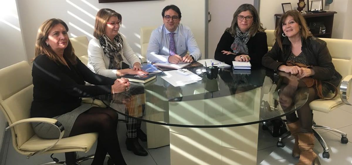 El consejero de Sanidad de Extremadura, José María Vergeles, reunido con las responsables autonómicas del Sindicato de Técnicos de Enfermería (SAE)