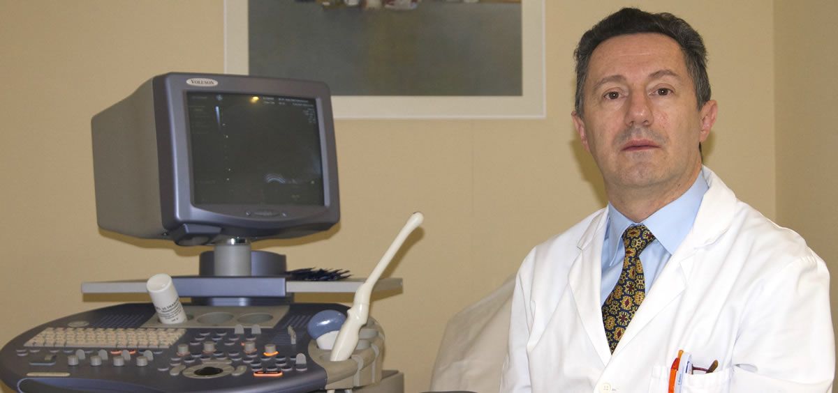 El doctor Fred Lozano Rojas, de la Unidad de Ginecología, Obstetricia y Reproducción del Equipo del doctor Jiménez del Hospital Ruber Internacional, explica el síndrome urogenital de la menopausia
