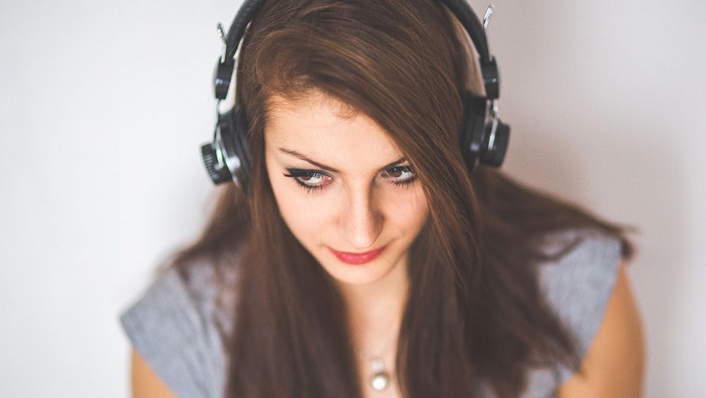 Hábito musical de los millennials pone en riesgo su audición