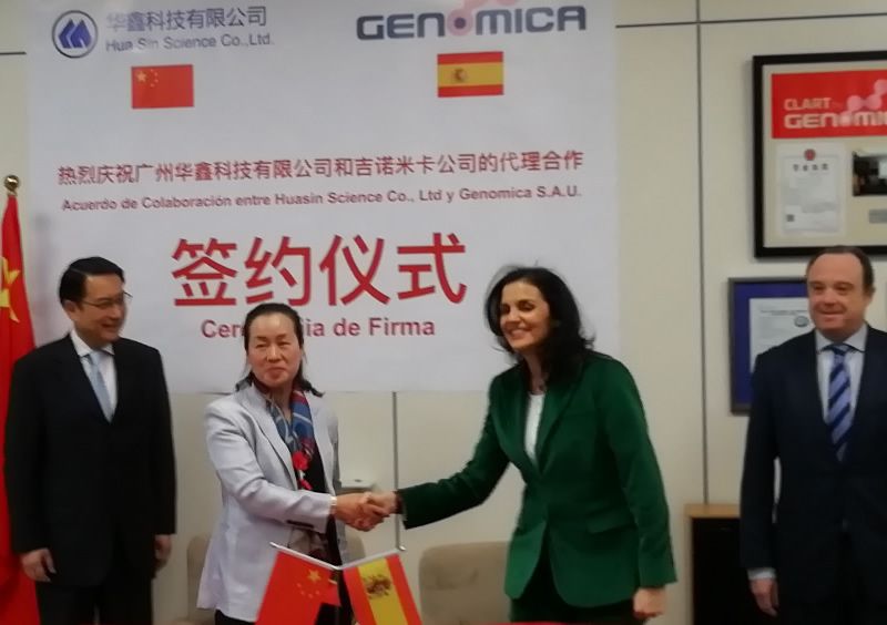 Momento de la firma de Genomica con la empresa china HuaSin para comercializar su producto contra el VPH