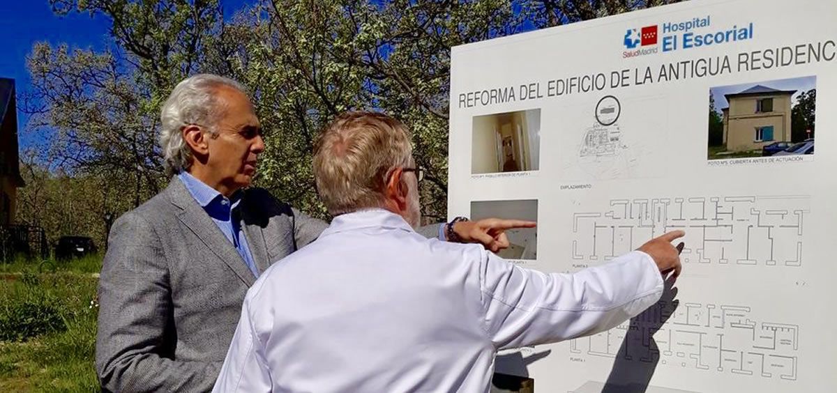 Visita de Ruiz Escudero el pasado mes de abril a las obras del Hospital El Escorial