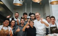 Imagen del chef, junto a su equipo, con motivo del 25 aniversario (Foto. Twitter)
