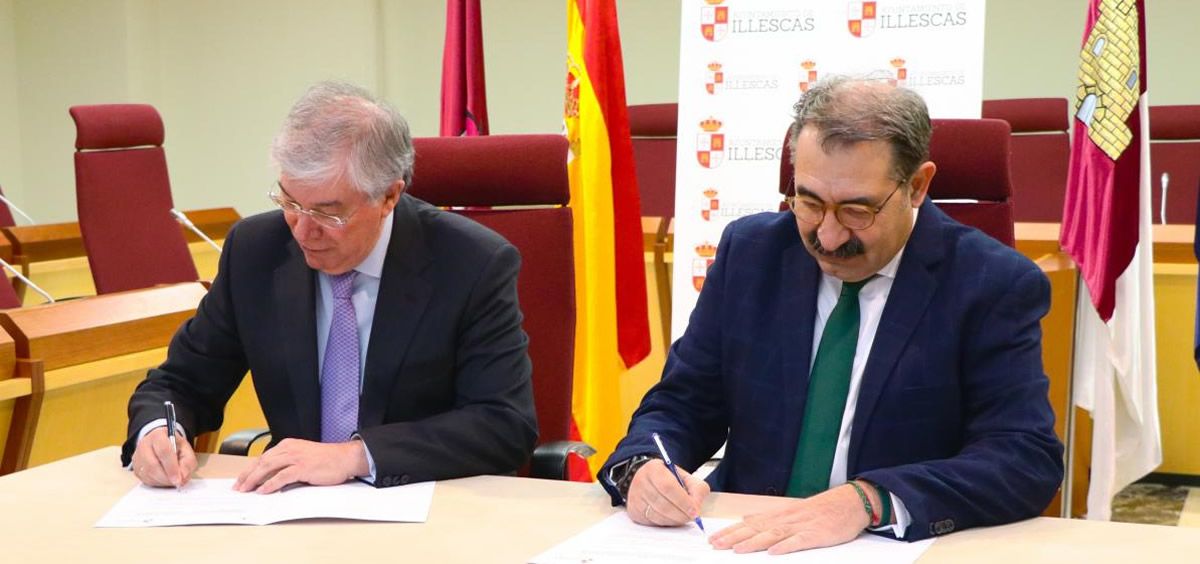 El consejero de Sanidad de Castilla-La Mancha, Jesús Fernández Sanz, y el alcalde de Illescas, José Manuel Tofiño, durante la firma del convenio de colaboración