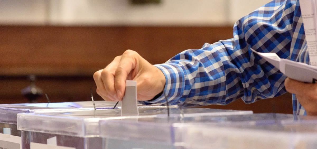 Un ciudadano deposita su voto en unas elecciones