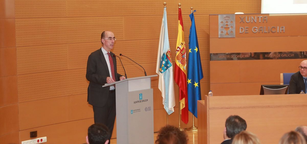 El consejero de Sanidad, Jesús Vázquez Almuiña, exige un acuerdo a ambas partes implicadas en el conflicto para que el transporte sanitario en Galicia no se resienta.