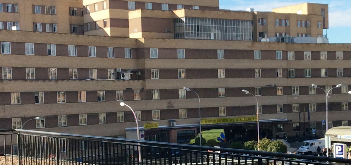 Fachada principal del Hospital de Salamanca donde un paciente ha estado 16 horas esperando a una ambulancia