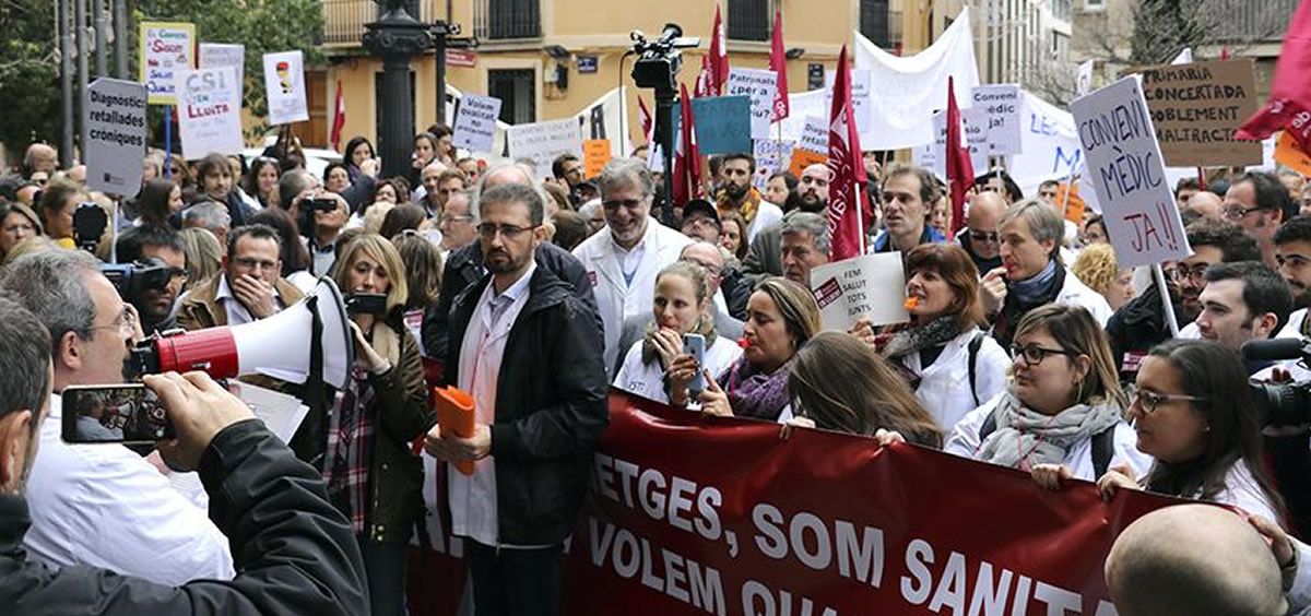 Los médicos de la sanidad concertada catalana durante una de sus protestas.