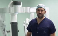Doctor Javier Moradiellos, jefe del servicio de Cirugía Torácica del hospital con el robot Da Vinci