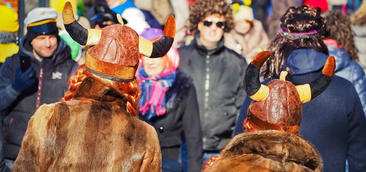 Un grupo de personas disfruta del Carnaval, una época en la que se intensifica la trombosis hemorroidal